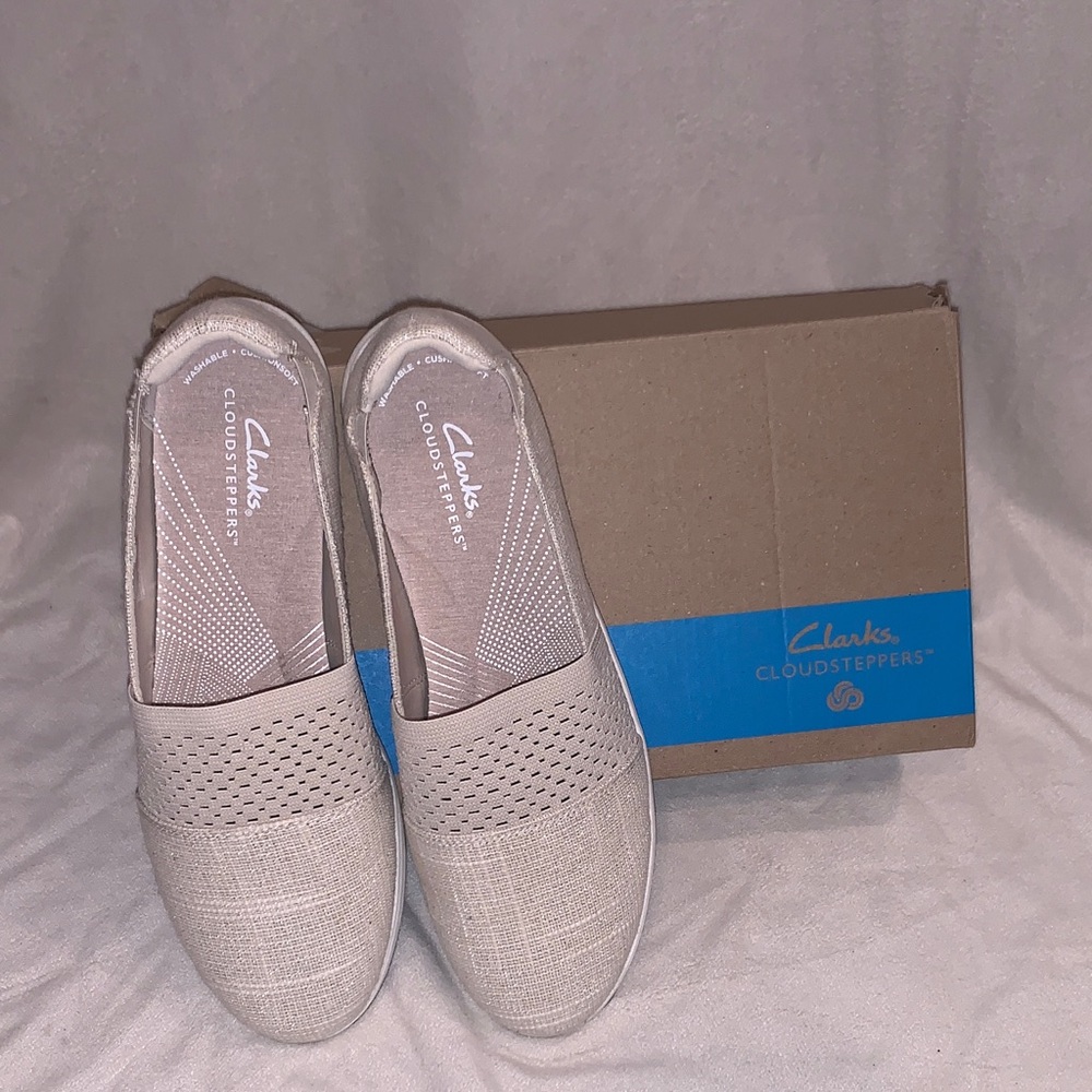 Clarks Women’s Cloudsteppers Breezy Vibe in Natural Interes